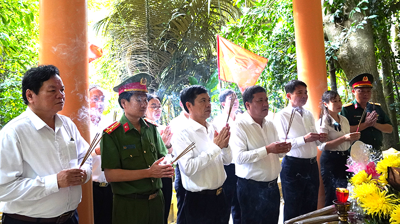 Đoàn đại biểu thành phố viếng các anh hùng liệt sỹ tại hang Y tá.