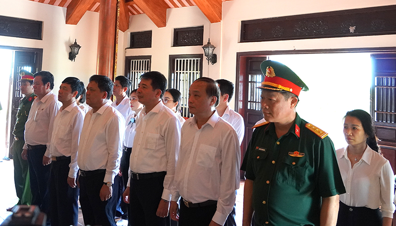 Đoàn đại biểu thành phố viếng các anh hùng liệt sỹ Trường Sơn - Bến phà Long Đại.