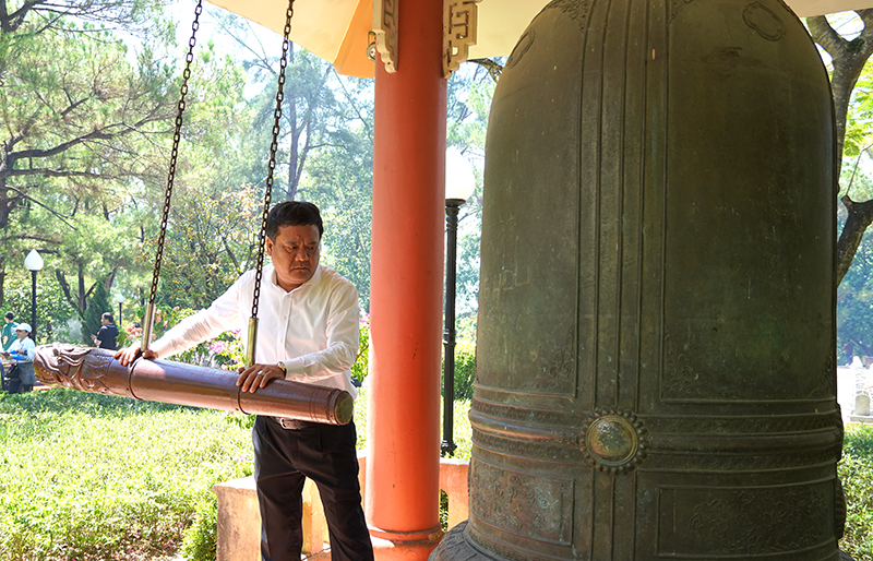 Đồng chí Bí thư Thành ủy Trần Phong thỉnh chuông tại Nghĩa trang liệt sỹ Quốc gia Trường Sơn. 