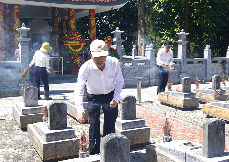 Các đồng chí lãnh đạo thành phố thắp hương lên các phần mộ liệt sỹ tại Nghĩa trang liệt sỹ Quốc gia Trường Sơn.