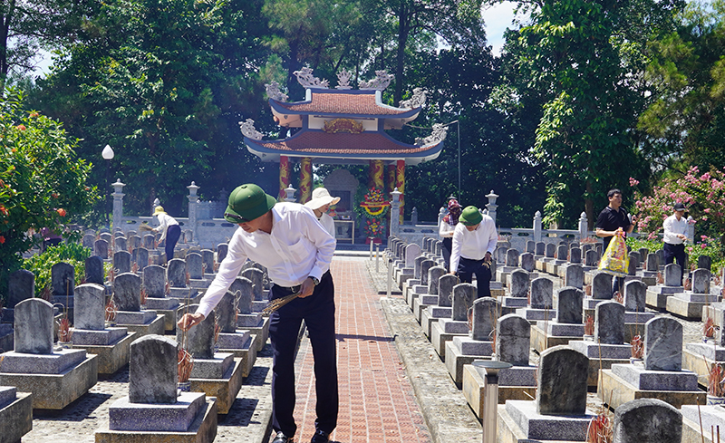 Các đồng chí lãnh đạo thành phố thắp hương lên các phần mộ liệt sỹ tại Nghĩa trang liệt sỹ Quốc gia Trường Sơn.