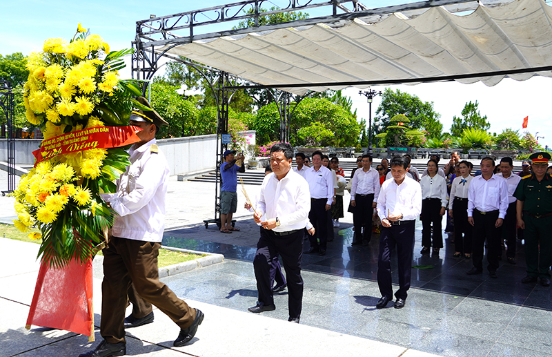 Đoàn đại biểu thành phố dâng hoa, dâng hương tại Nghĩa trang liệt sỹ Quốc gia Đường 9.
