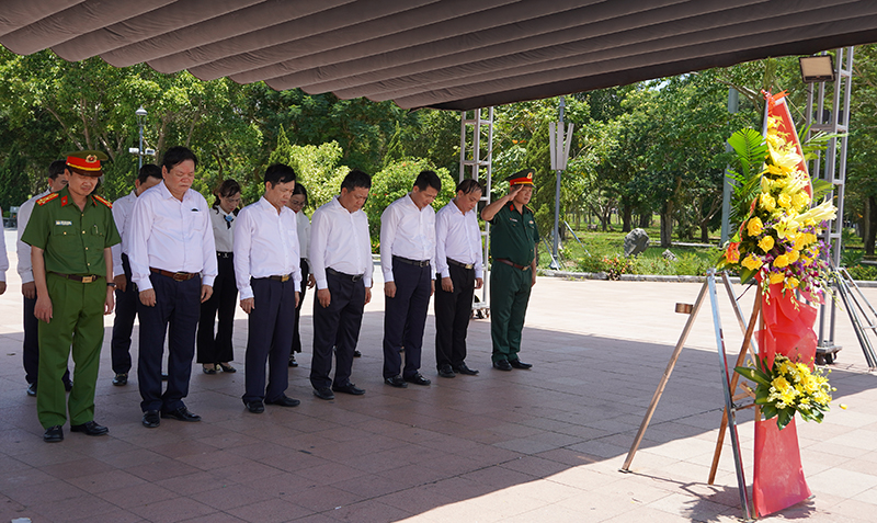 Đoàn đại biểu thành phố tưởng niệm các anh hùng liệt sỹ tại Đài tưởng niệm Di tích Quốc gia đặc biệt Thành cổ Quảng Trị.
