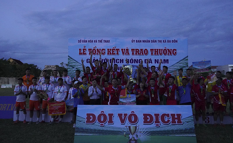 Ban tổ chức trao giải cho các đội bóng có thành tích thi đấu tốt