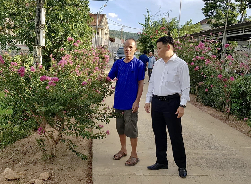  Đường hoa Tường Vi xây dựng nông thôn mới tại thôn Kim Bảng (xã Minh Hóa, Minh Hóa).