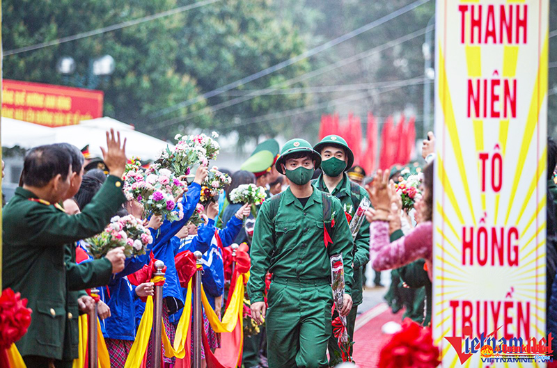 Thanh niên lên đường nhập ngũ.