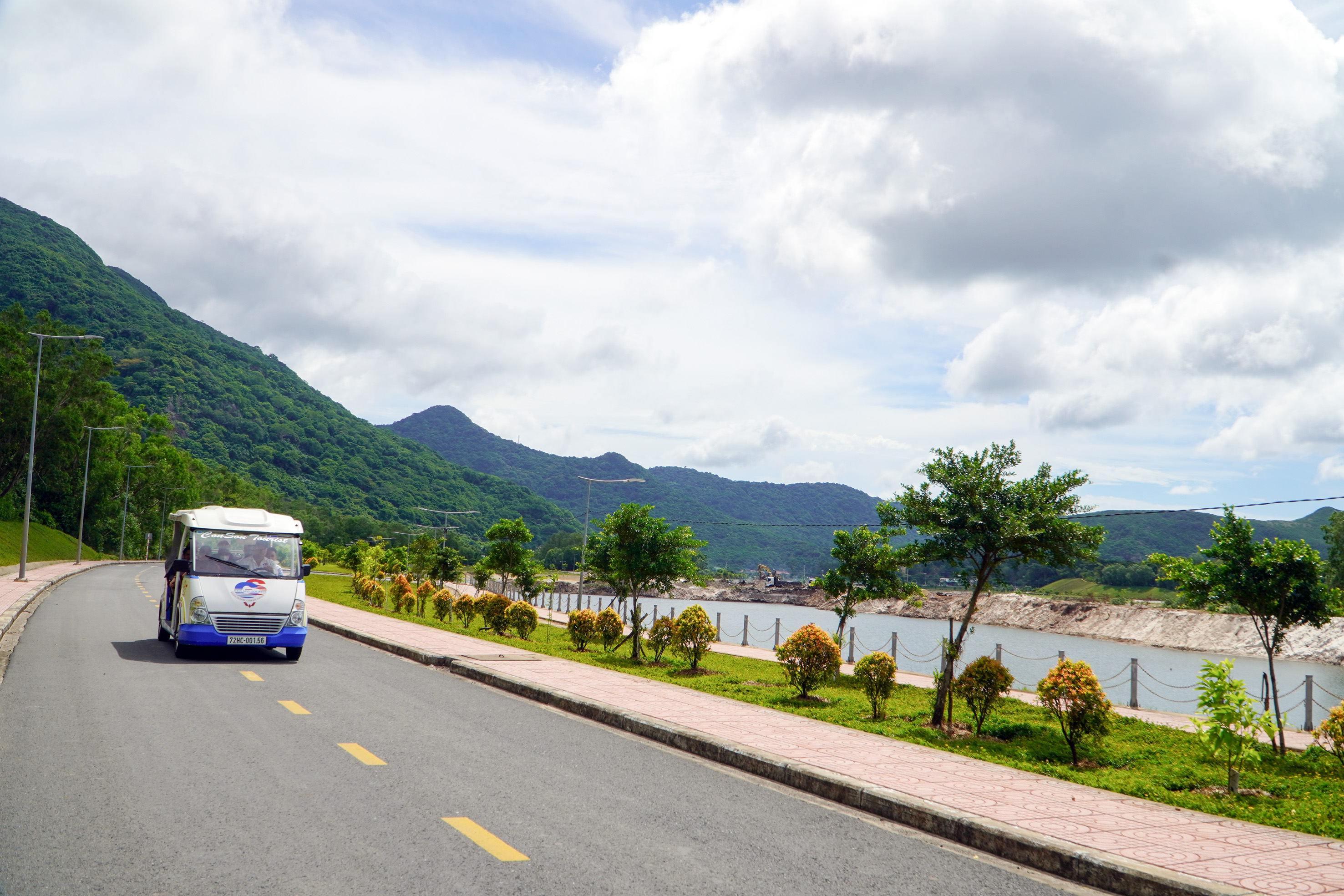 Côn Đảo được đầu tư cơ sở hạ tầng khang trang, nhờ đó, thu hút được nhiều du khách. Côn Đảo xinh đẹp