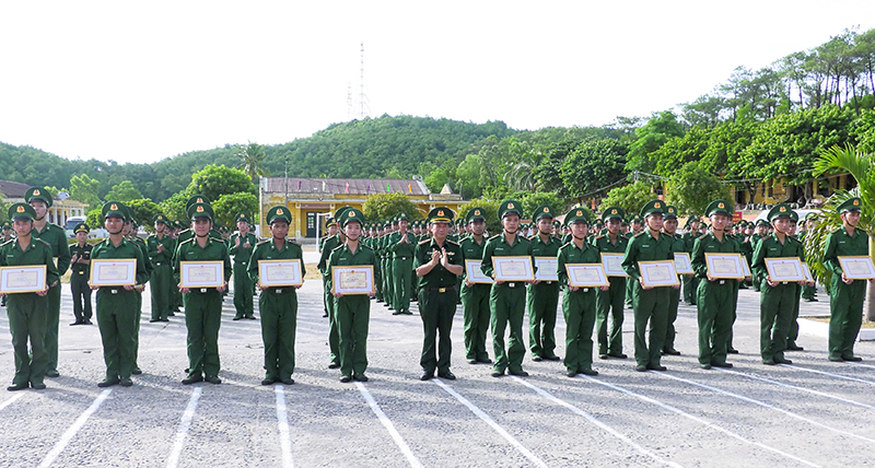 22 CSM có thành tích xuất sắc trong khóa huấn luyện nhận giấy khen của Bộ Chỉ huy BĐBP tỉnh.