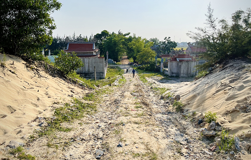 Con đường được anh em ông Khâm, ông Tuynh cải tạo dẫn lên khu nghĩa địa xóm Giáp, TDP Thọ Đơn, phường Quảng Thọ (TX. Ba Đồn).