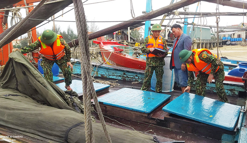 Bộ đội Biên phòng tỉnh kiểm tra việc chấp hành các quy định pháp luật trong khai thác thủy sản của ngư dân.