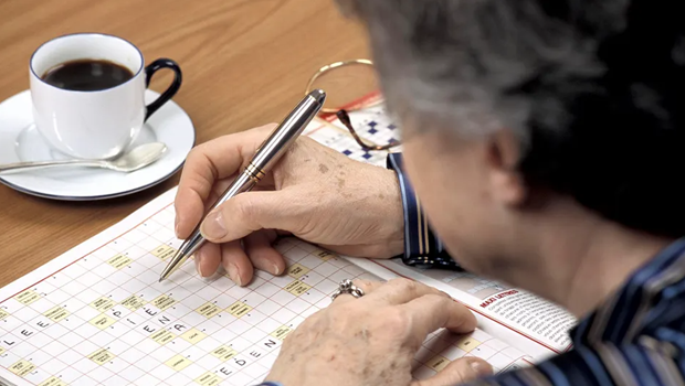 Trò chơi giải ô chữ giúp giảm nguy cơ mắc chứng mất trí nhớ ở người lớn tuổi. (Nguồn: Getty Images)