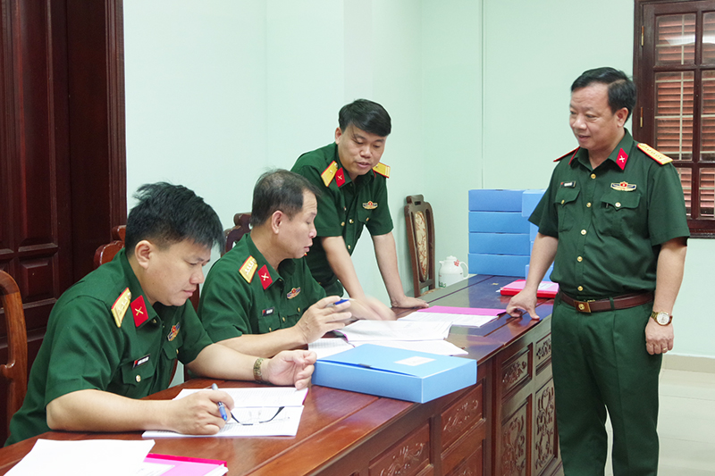 Đoàn công tác kiểm tra hệ thống văn bản, hồ sơ, sổ sách hoạt động công tác kiểm tra, giám sát.