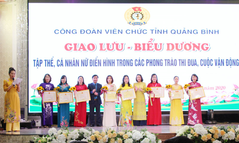 Công đoàn viên chức tỉnh tổ chức chương trình giao lưu - biểu dương các tập thể, cá nhân nữ tiêu biểu năm 2020.