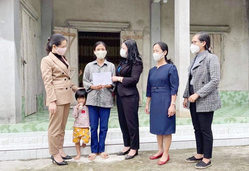 Công đoàn viên chức tỉnh thăm tặng quà, trong Tháng công nhân.