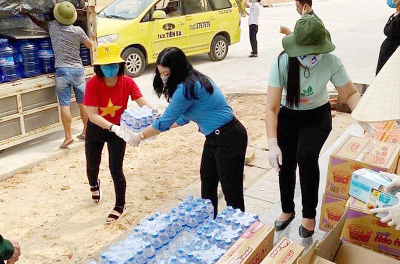 Ủng hộ nhu yếu phẩm, bảo hộ y tế cho lực lượng tuyến đầu phòng, chống Covid-19 và bà con các điểm cách ly.