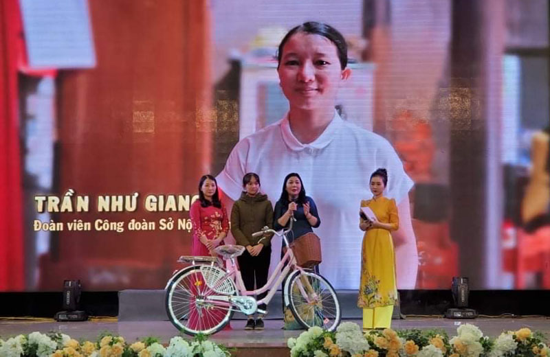 Tặng xe đạp cho con đoàn viên công đoàn có hoàn cảnh khó khăn.