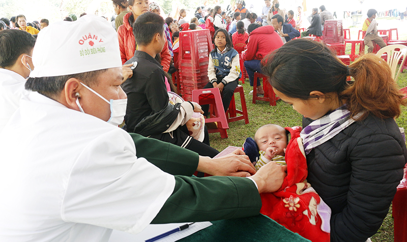 Khám, cấp phát thuốc cho nhân dân biên giới.
