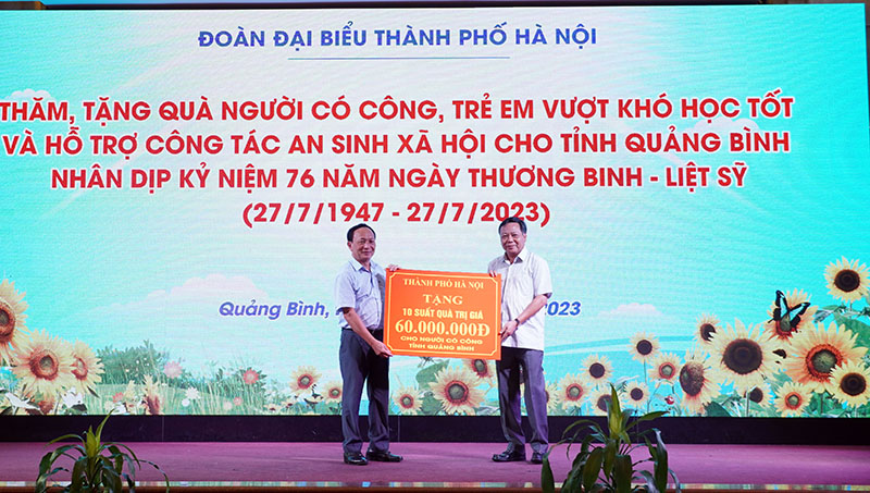 Đồng chí Phó Bí thư Thành ủy Hà Nội Nguyễn Văn Phong trao quà cho các gia đình chính sách.