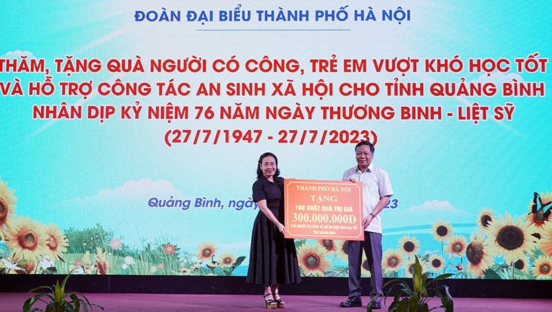 Đồng chí Phó Bí thư Thành ủy Hà Nội Nguyễn Văn Phong tặng quà cho người có công và học sinh có hoàn cảnh khó khăn học tốt.