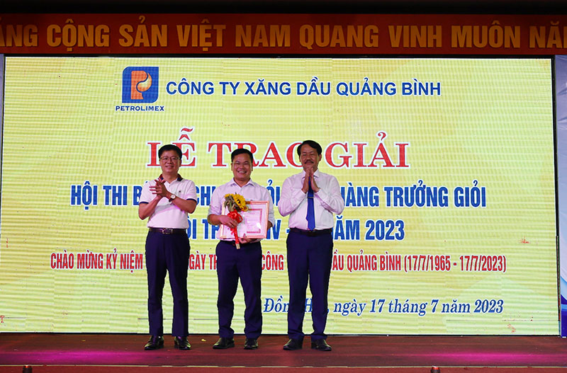Trao giải nhất cho thí sinh Lưu Đức Độ
