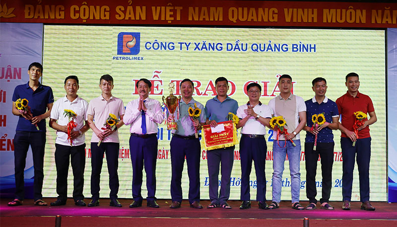 Trao giải nhất cho đội bóng đá nam