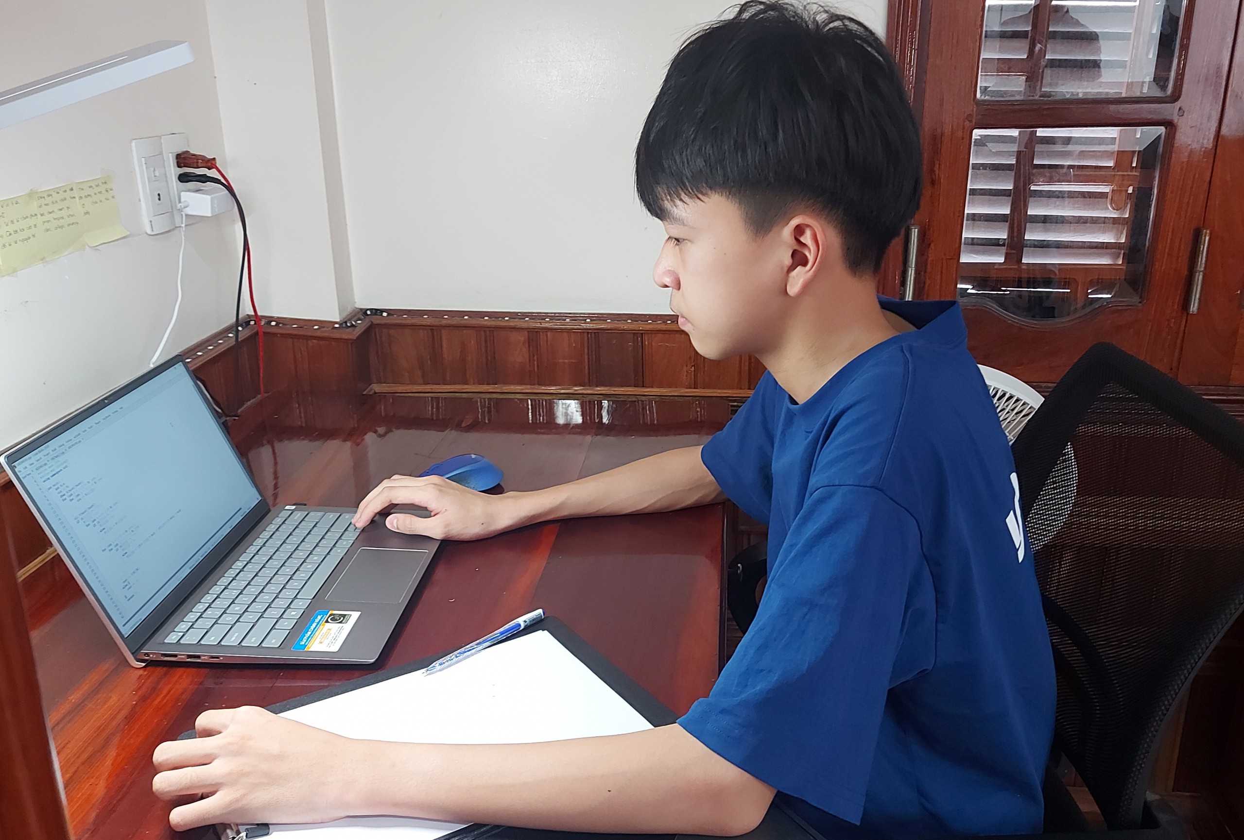 Thủ khoa toàn khóa Trần Việt Hưng với góc học tập thân quen tại nhà.