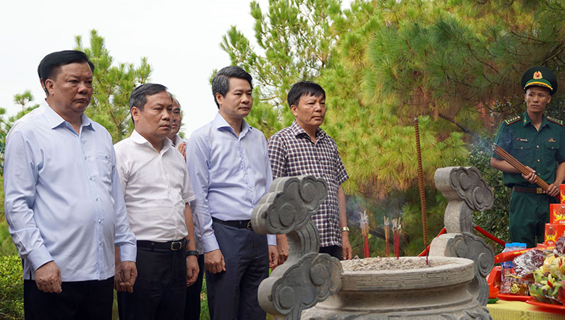 Đồng chí Bí thư Thành ủy Hà Nội Đinh Tiến Dũng, đồng chí Bí thư Tỉnh ủy Quảng Bình Vũ Đại Thắng và các đại biểu tri ân tưởng nhớ Đại tướng Võ Nguyên Giáp