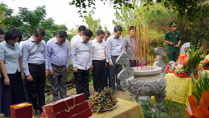 Các đại biểu mặc niệm tưởng nhớ công lao to lớn của Đại tướng Võ Nguyên Giáp