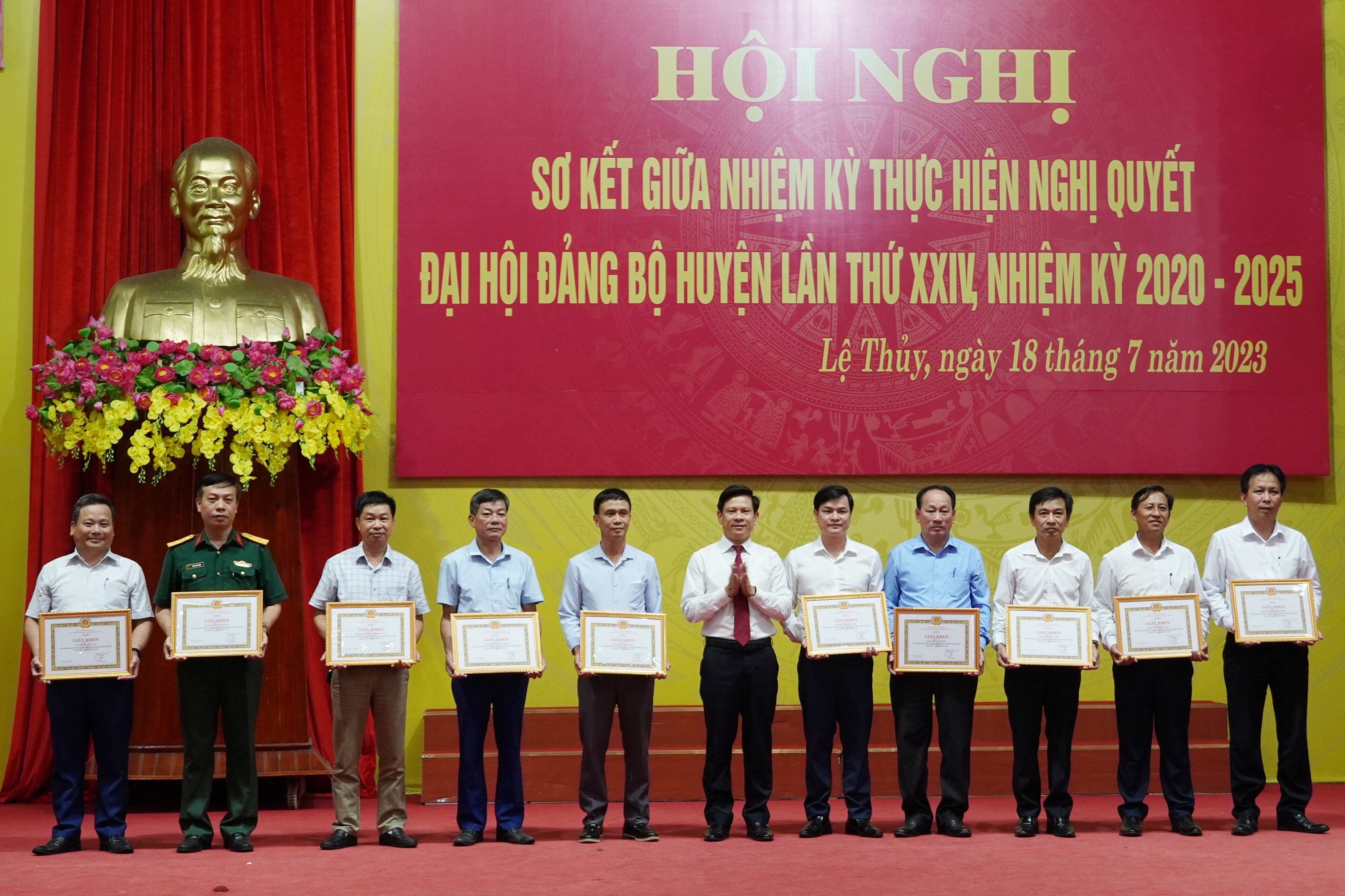 Lãnh đạo huyện Lệ Thủy tặng giấy khen cho các tập thể.