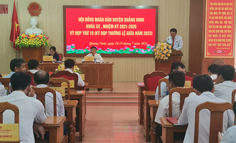 Các đại biểu thảo luận tại kỳ họp.