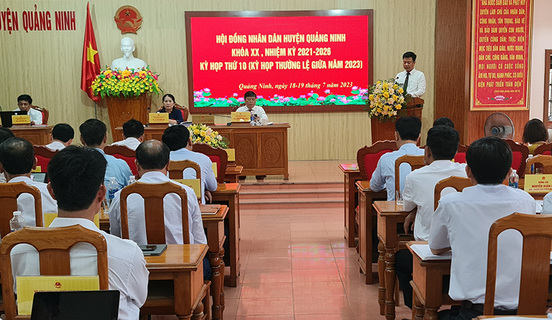 Đồng chí Bí thư Huyện ủy Quảng Ninh Trần Quốc Tuấn phát biểu tại hội nghị.
