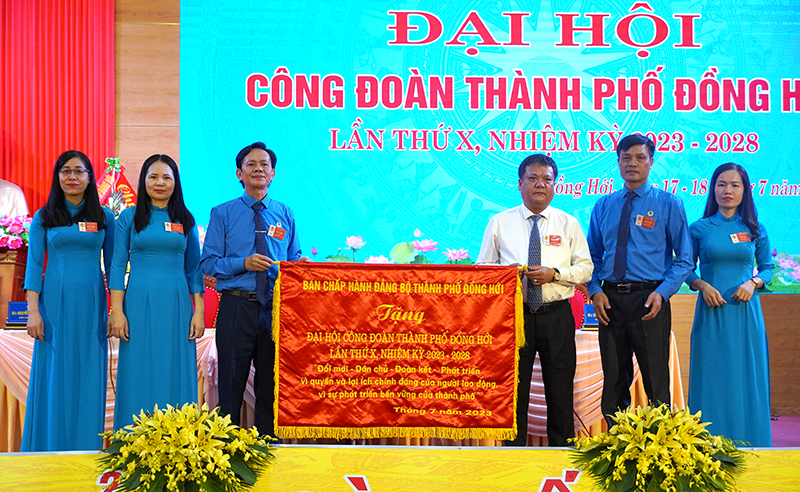 Đồng chí Bí thư Thành ủy Đồng Hới Trần Phong trao bức trướng tặng đại hội.