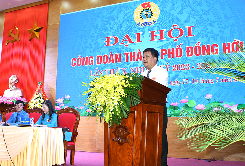 Đồng chí Bí thư Thành ủy Đồng Hới Trần Phong phát biểu chỉ đạo đại hội.