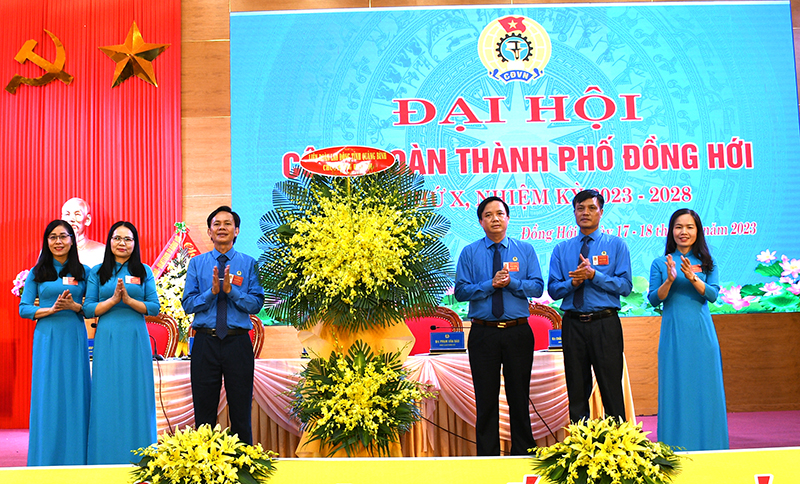 Đồng chí Nguyễn Tiến Nam, Chủ tịch LĐLĐ tỉnh tặng hoa chúc mừng đại hội.