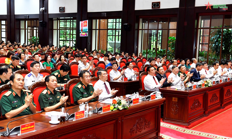 Các đại biểu tham dự lễ ra mắt sách.