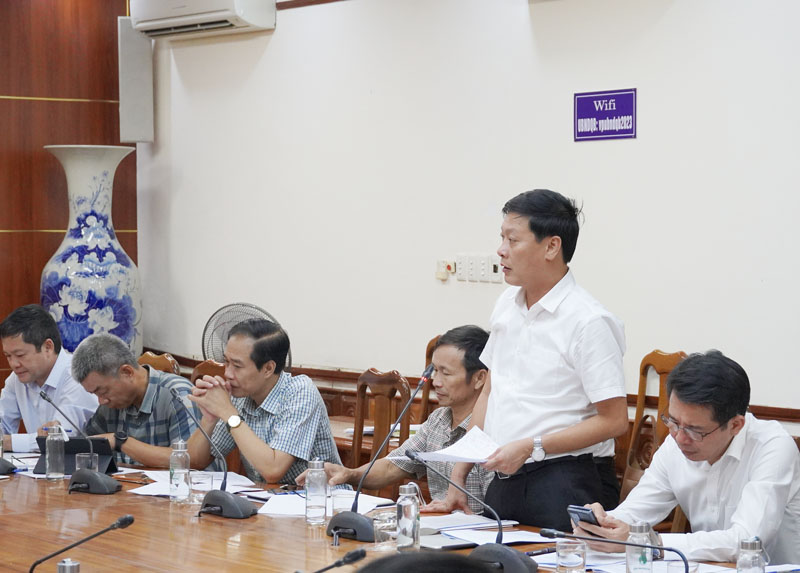 Lãnh đạo UBND huyện Bố Trạch phát biểu tại cuộc họp.