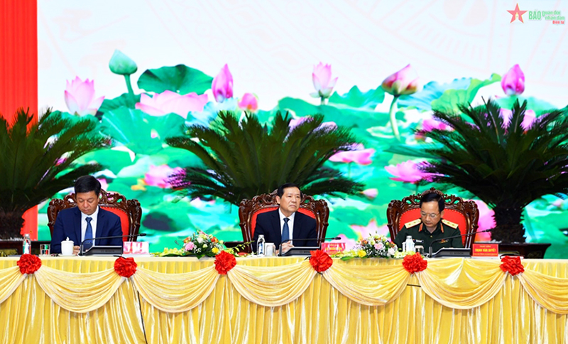 Các đồng chí chủ trì lễ ra mắt sách.