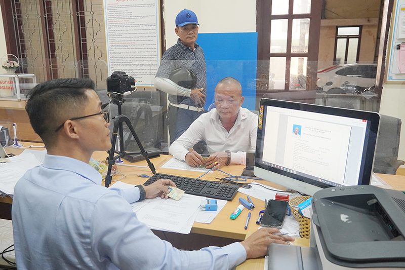Các thủ tục hành chính dần được đơn giản hóa, góp phần mang lại sự hài lòng của người dân, các tổ chức, doanh nghiệp.