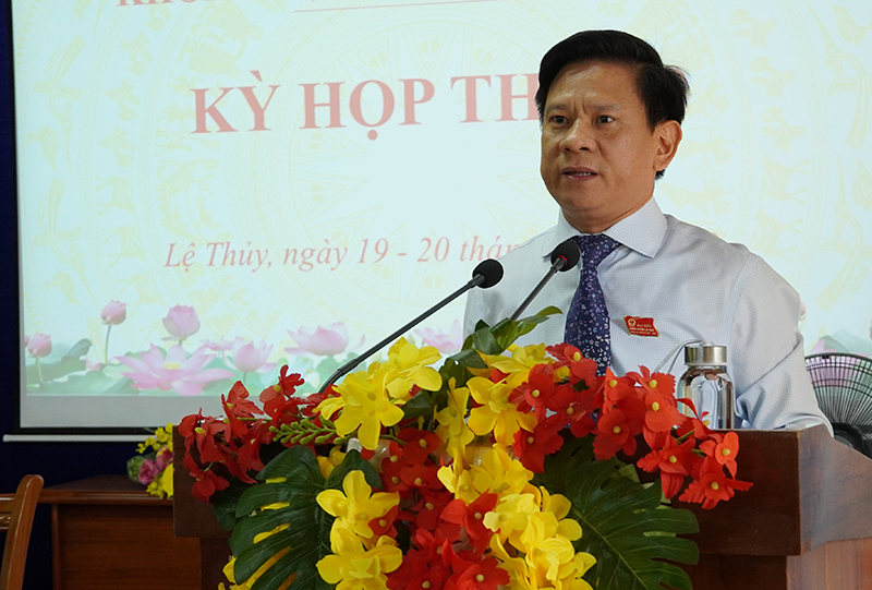 Đồng chí Lê Vĩnh Thế, Tỉnh ủy viên, Bí thư Huyện ủy, Chủ tịch HĐND huyện phát biểu khai mạc kỳ họp.