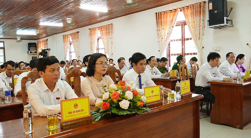 Các đại biểu tham dự kỳ họp.