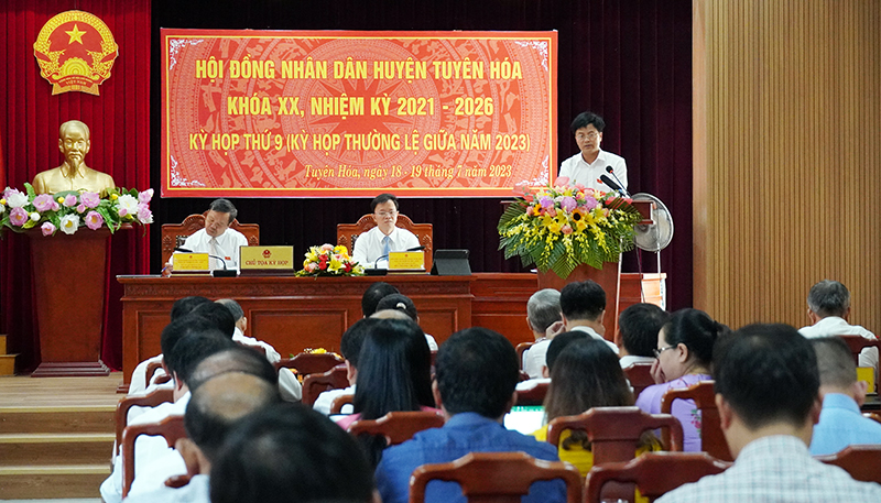 Lãnh đạo Phòng Giáo dục và Đào tạo huyện Tuyên Hóa trả lời chất vấn của đại biểu. 