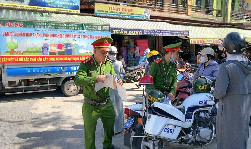 Các lực lượng chức năng TP. Đồng Hới kiên quyết xử lý các điểm kinh doanh tự phát, để phương tiện không đúng nơi quy định.