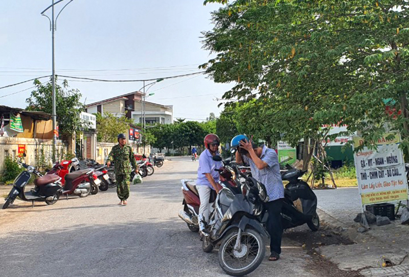 Chợ Bắc Lý có bãi đổ xe rộng, mái che mát, nhưng người dân vẫn có “thói quen” dựng xe dọc hai bên đường, ảnh hưởng đến an toàn giao thông.