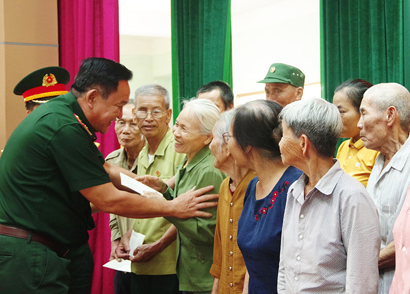 đồng chí thượng tướng Võ Minh Lương, Ủy viên Trung ương Đảng, Ủy viên Thường vụ Quân ủy Trung ương, Thứ trưởng Bộ Quốc phòng đã có buổi gặp gỡ, động viên, tặng quà các đối tượng chính sách
