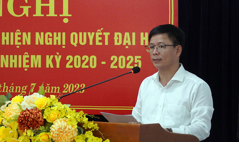 Đồng chí Phạm Quang Ánh, Tỉnh ủy viên, Bí thư Đảng ủy Khối DN tiếp thu các ý kiến chỉ đạo của đồng chí Bí thư Tỉnh ủy