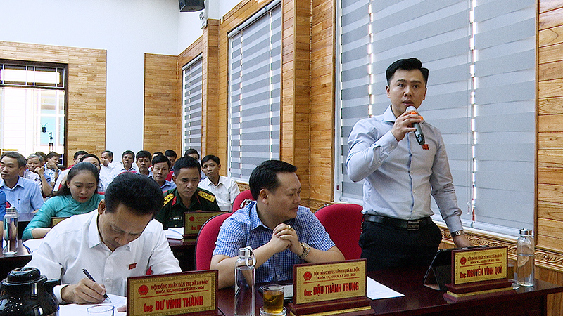 Các đại biểu tham dự phiên chất vấn và trả lời chất vấn tại kỳ họp.