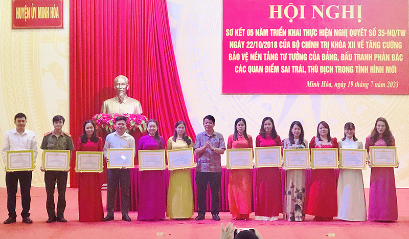 Lãnh đạo huyện Minh Hóa trao tặng giấy khen cho các cá nhân có thành tích xuất sắc trong thực hiện Nghị quyết số 35-NQ/TW của Bộ Chính trị.