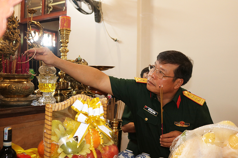 Đại tá Ngô Nam Cường và đoàn công tác thắp hương tưởng nhớ thiếu tướng, liệt sỹ Nguyễn Văn Man.