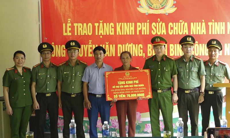 Công an tỉnh trao tặng kinh phí sửa chữa nhà tình nghĩa cho gia đình bệnh binh CAND tại xã Đồng Hóa.