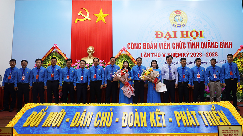 Đồng chí Trưởng ban Nội chính Tỉnh ủy Nguyễn Lương Bình và lãnh đạo LĐLĐ tỉnh tặng hoa chúc mừng Ban Chấp hành CĐVC tỉnh khoá V.  